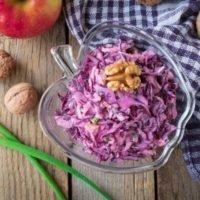 Салат из краснокочанной капусты с яблоком и орехами