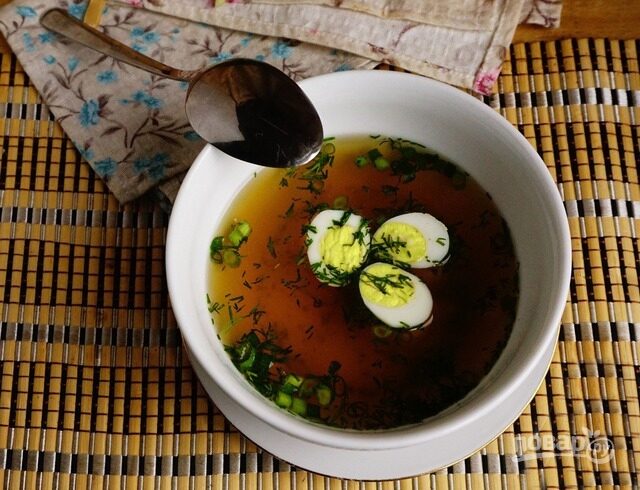 Базовый куриный бульон с перепелиными яйцами