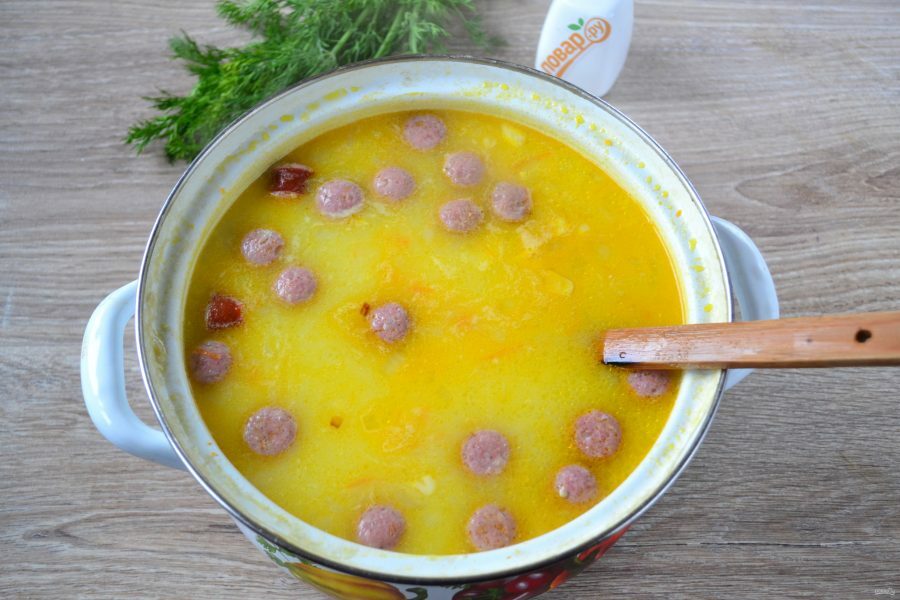 Суп с охотничьими колбасками и сыром